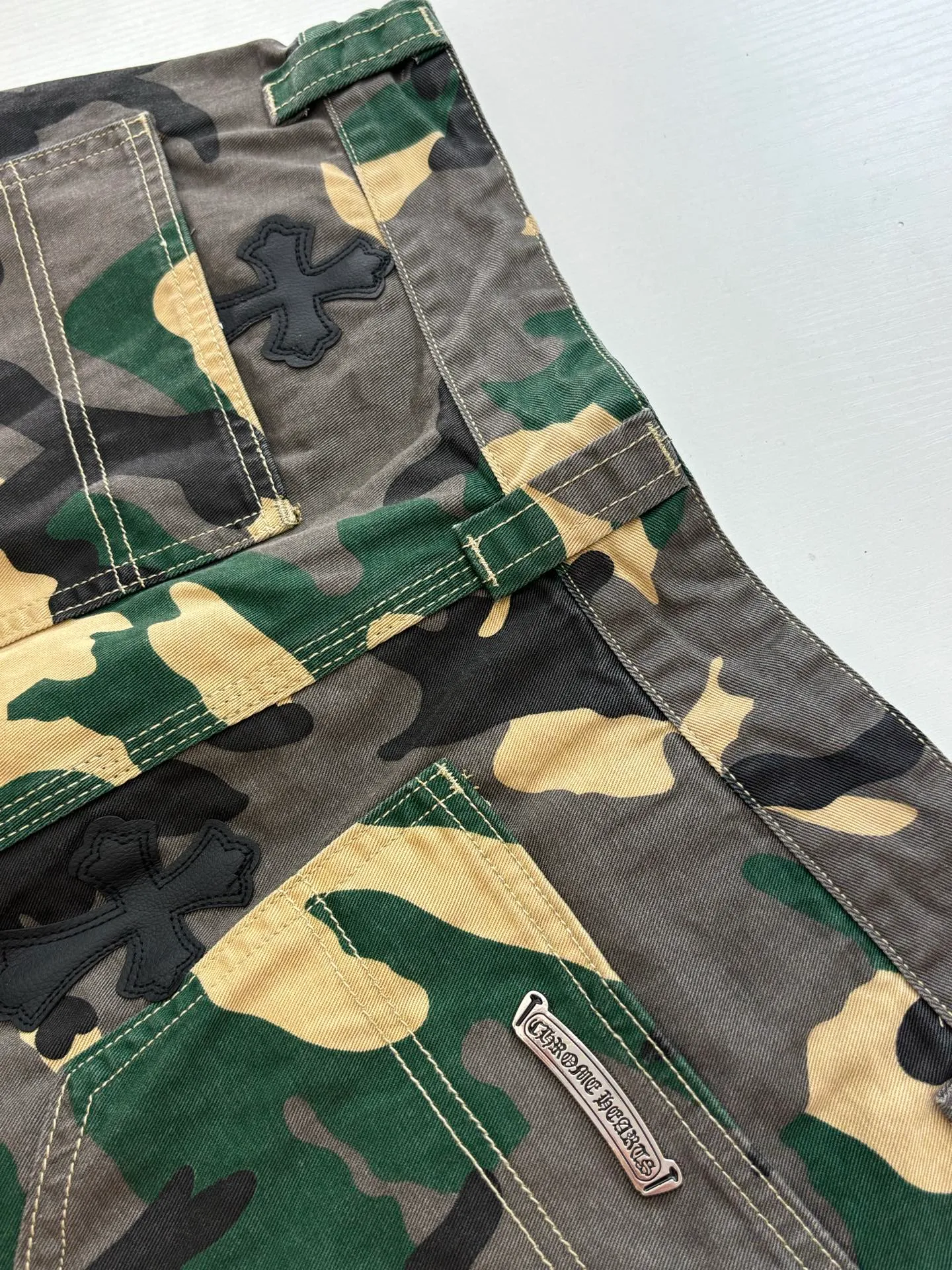 P500 Chrome Heart*/Chrome Heart CH leather camouflage shorts were purchased and developed from a Los Angeles agent for US$2,980. This style is made of custom-made military canvas fabric, restored 1:1 according to the original model, and printed with camouflage patterns. The customization period for the hem sex pattern stamp is 20 days, the minimum order is 1800 pieces, and the color plate is matched. The hardware buckles are all made of electroplated 925 silver material, the weight is perfectly restored, and they are aged and oxidized to black.  Size：S/M/L/XL